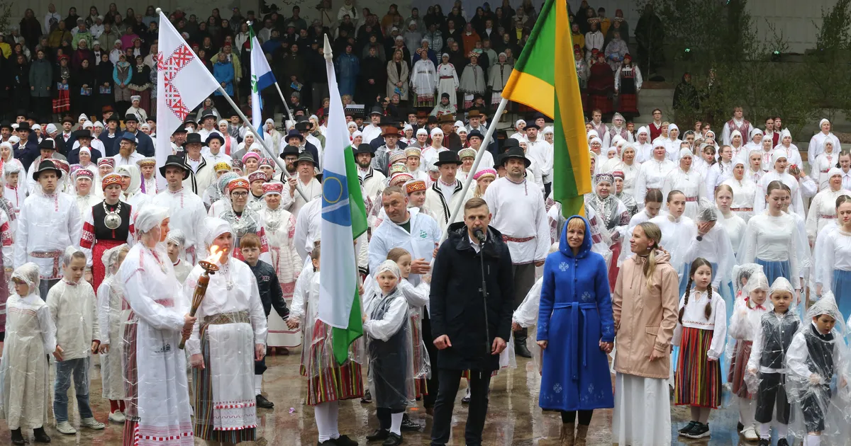 GALERII ⟩ Polka ja valss lakkamatus vihmas. Võru Kubijal peeti maakonna tantsupidu