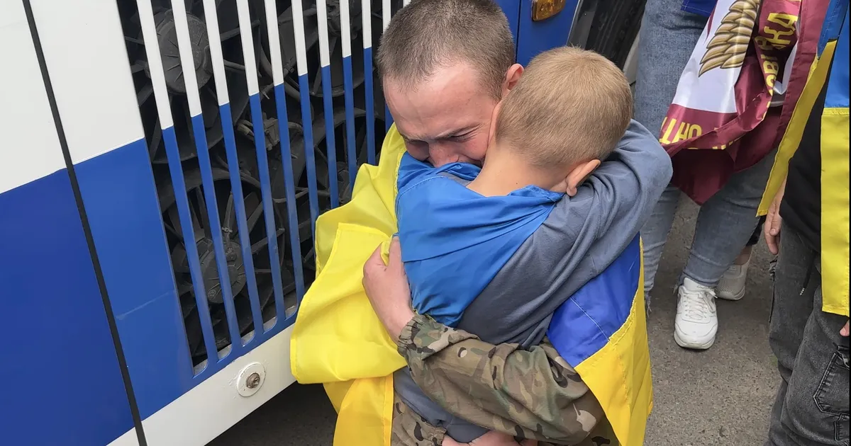 LIIGUTAVAD VIDEOD ⟩ Vabastatud Ukraina sõdurid kohtuvad naiste ja lastega