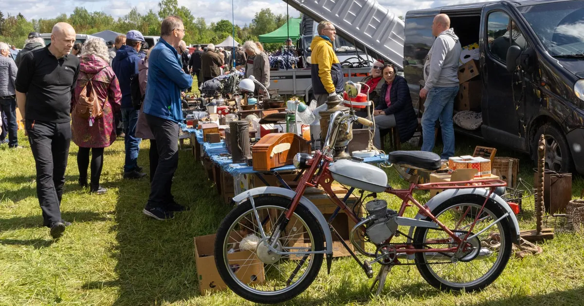 Vissuveres taluhoovi üles seatud laadal kaubeldi peaasjalikult vanavaraga