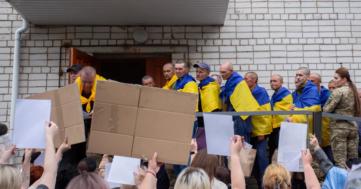 POSTIMEES UKRAINAS ⟩ Vangide vabastamine: lootuses ja ahastuses naised otsivad mehi