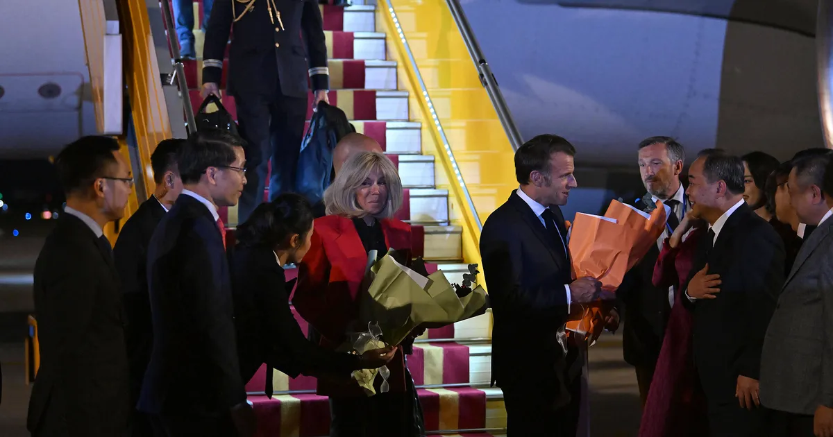 Hanoisse saabunud Macron alustab Vietnamist oma Kagu-Aasia ringreisi