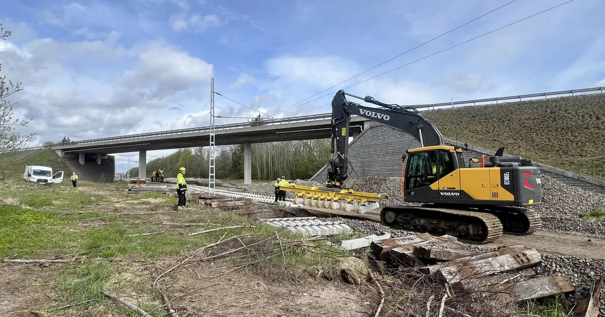Elektriraudtee ehitus venib, uued rongid seisavad jõude