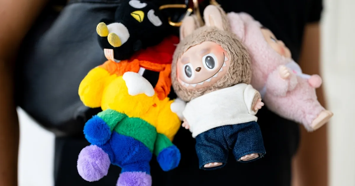 MAAILMA VALLUTANUD UUS TREND ⟩ Mis on need hingehinda maksvad mänguasjad, mida isegi suured karvased mehed endale külge riputavad?