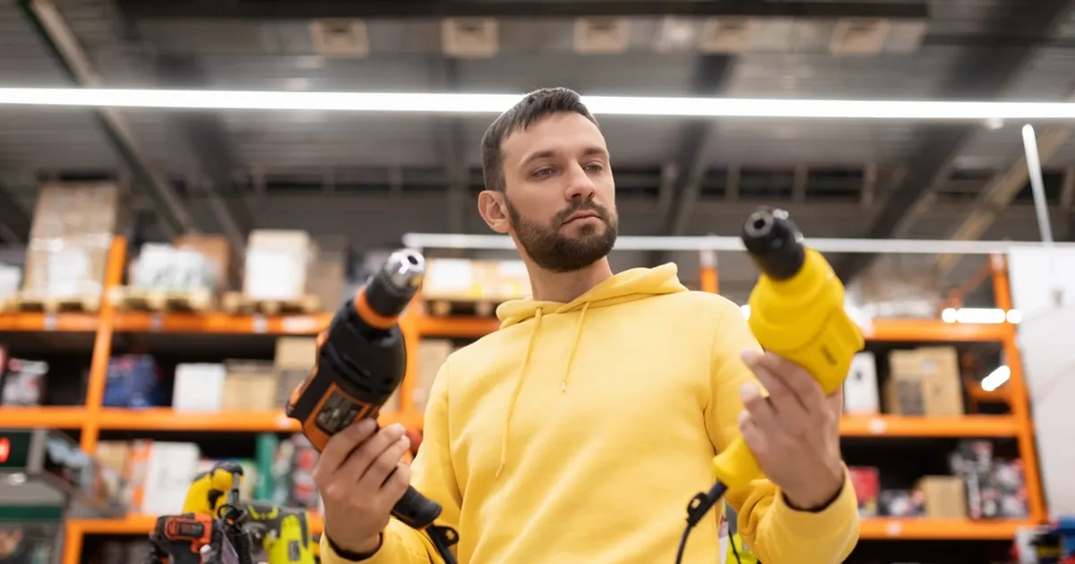 Kaupluses halba nalja teinud mees planeerib nüüd pulmi: kas oleksin pidanud ehituspoes vait olema?
