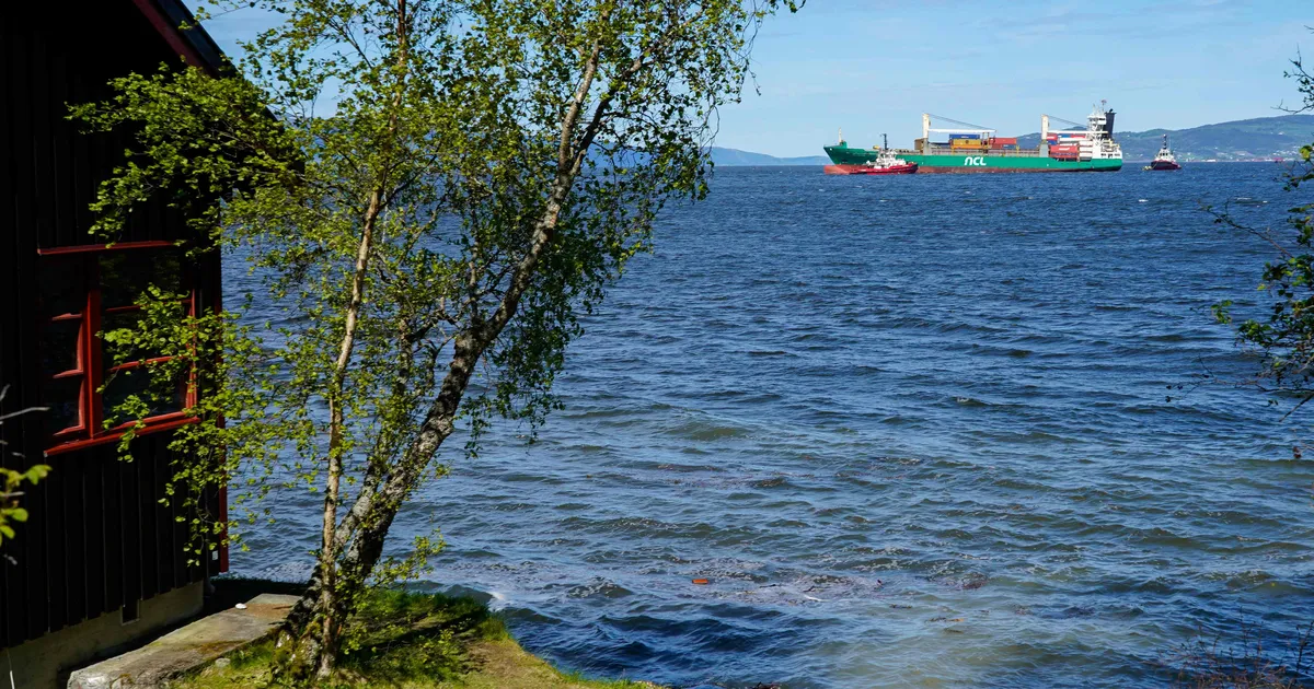 Norras tõmmati tagasi vette elumaja akna alla põrutanud kaubalev