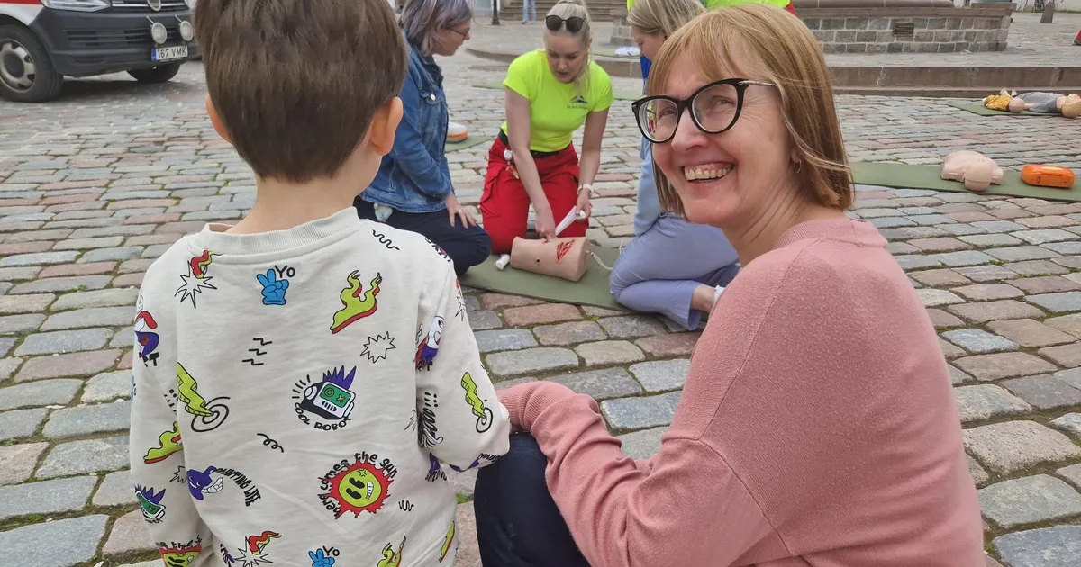 VIDEO ja GALERII ⟩ Esmaabi raeplatsil: kuidas sulgeda pulseerivat verejooksu ja kuidas saada hingetorust kätte lihatükk