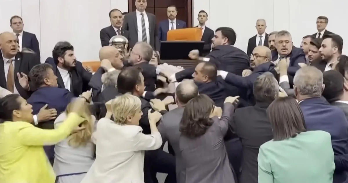 Emotsionaalselt ülesköetud poliitikud: füüsiline kätš pole maailmas parlamendiliikmete seas midagi ebatavalist