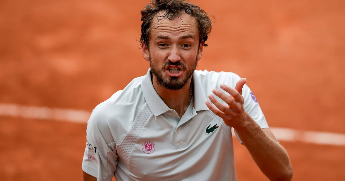 Venelane pakkis üllatuskaotuse järel reketi kotti