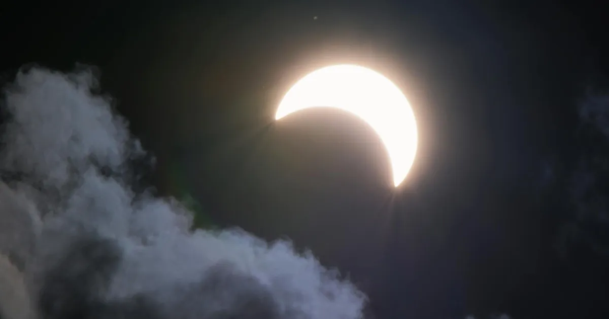 NEW SCIENTIST ⟩ Mitte ainult pole Kuu juustust, vaid ka ühelt küljelt soojem ja seest veider