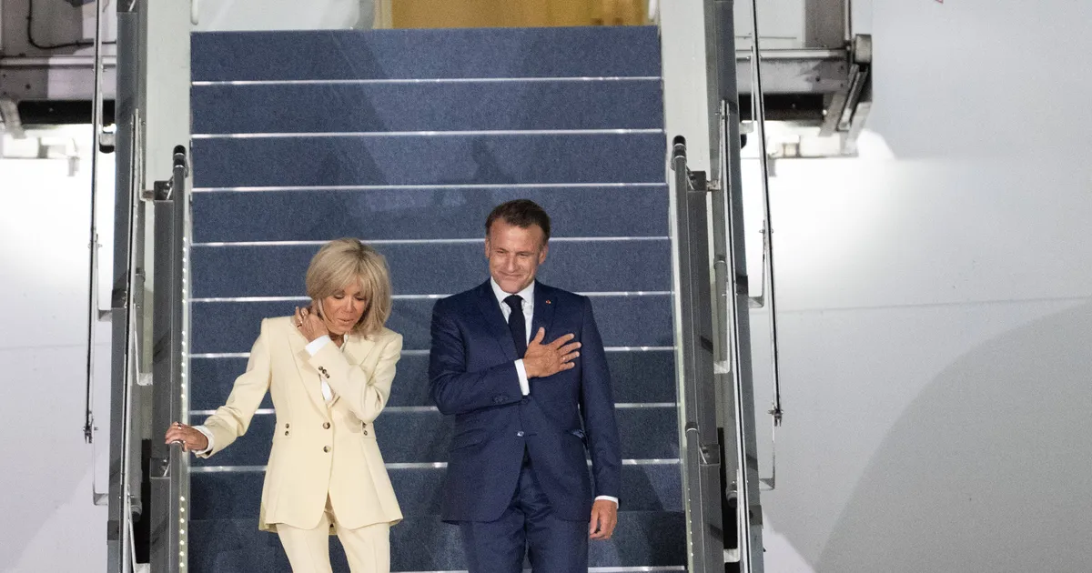 VIDEO ⟩ Prantsuse esipaari Macronide etendus jätkus Jakartas: proua lasi poolel lennukitrepil presidendi käevangust lahti