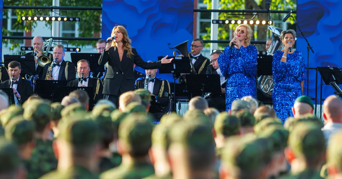 VAATA ⟩ Heategevuslik kontsert «Laulud sõdurile» toob lootuse ja tänutunde kaitseväe Paldiski linnakusse