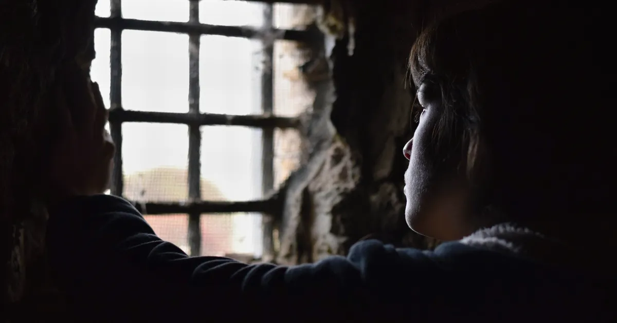 KEELATUD ARMASTUS ⟩ «Siduda ei ole ta mind suutnud, ei mehe ega koha ega saatuse külge, aga selle suletud ukse taga...»