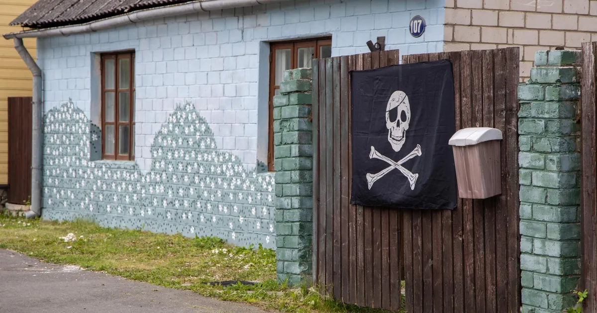 Kümmekond maja linna poole kolinud kunstnik heiskas piraadilipu