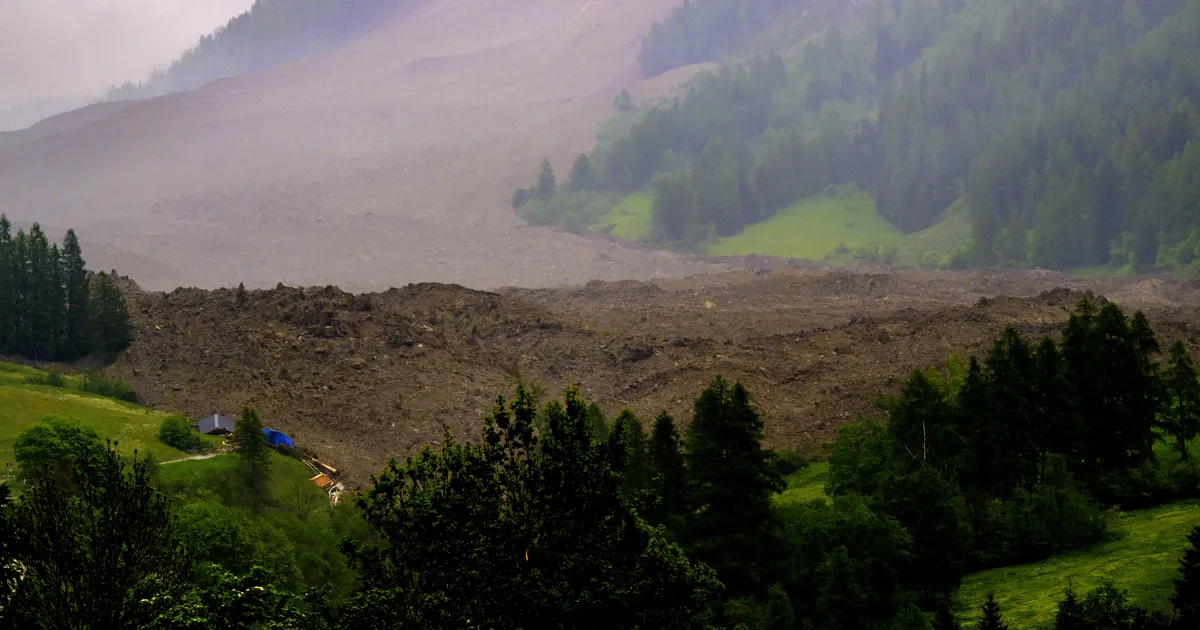 VIDEOD ⟩ Liustikuvaringu järel valla pääsenud pinnaselaviin mattis Šveitsi küla enda alla