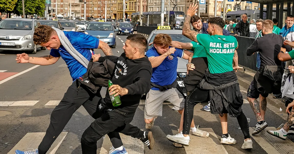 Kaos Poolas: jalgpallifännid korraldasid eurosarja finaali eel massikakluse