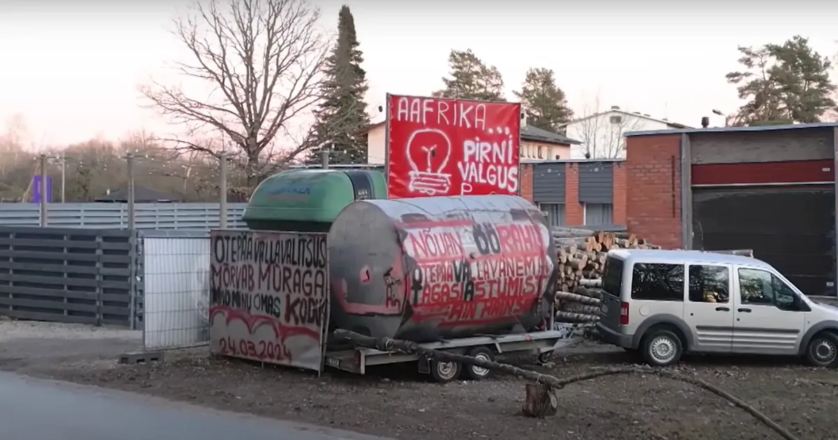 SAAGA JÄTKUB ⟩ «See teeb meie asula naeruväärseks!» Keeni Punkriga vägikaigast vedava Aini plakatite eemaldamiseks kogutakse allkirju