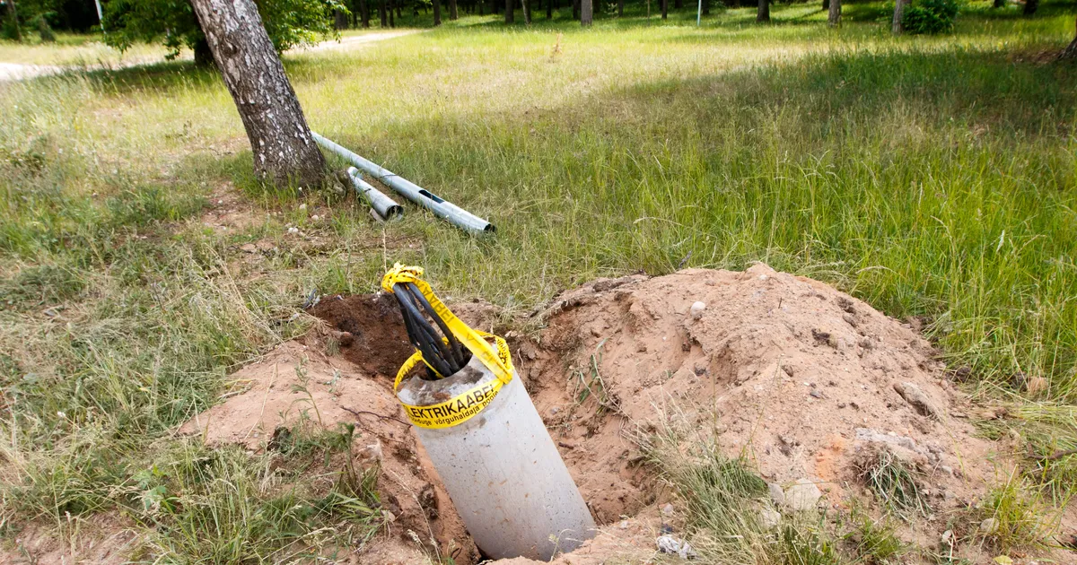 Jõgevamaal murdis teelt välja sõitnud auto valgustiposti