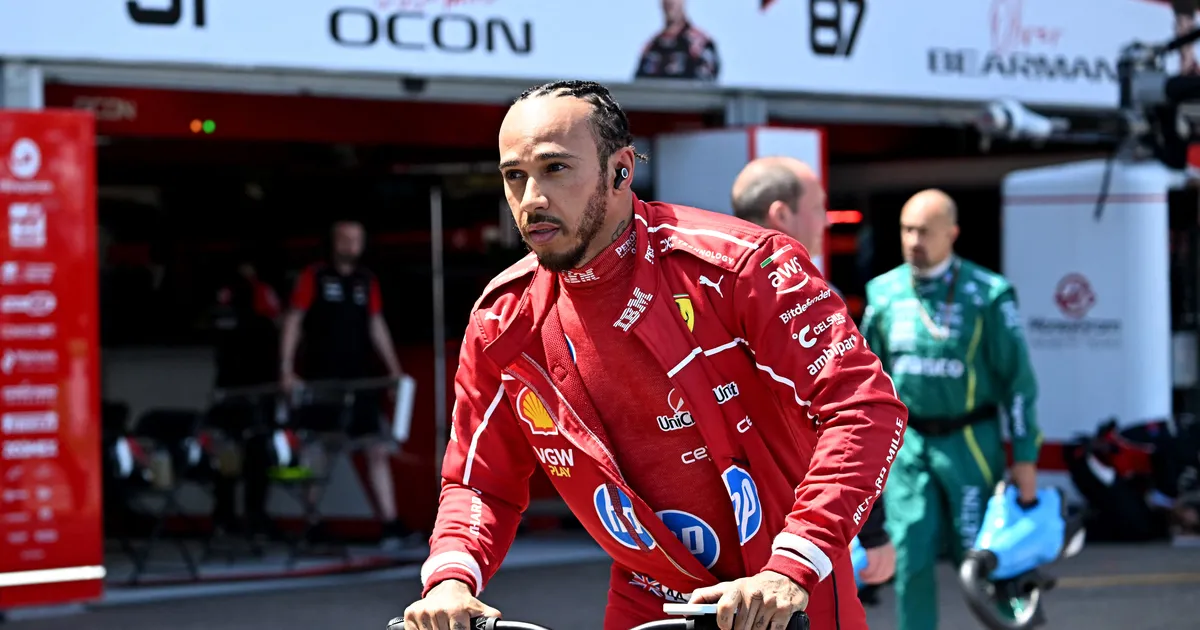 FOTO ⟩ Lewis Hamilton õrnutses ööklubis venelannast modelliga