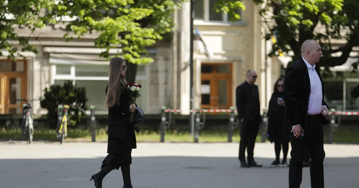OTSEFOTOD ⟩ Ärimees Oleg Sõnajalg saadetakse viimsele teele