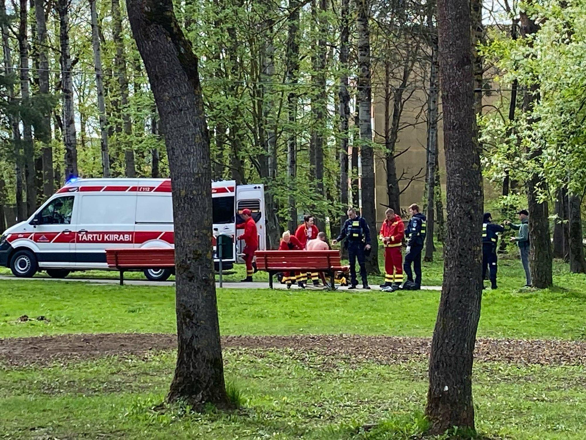 Tartus Annelinna mänguväljaku kõrval rünnati meest. Pealtnägija sõnul vehkis ründaja mõõgaga