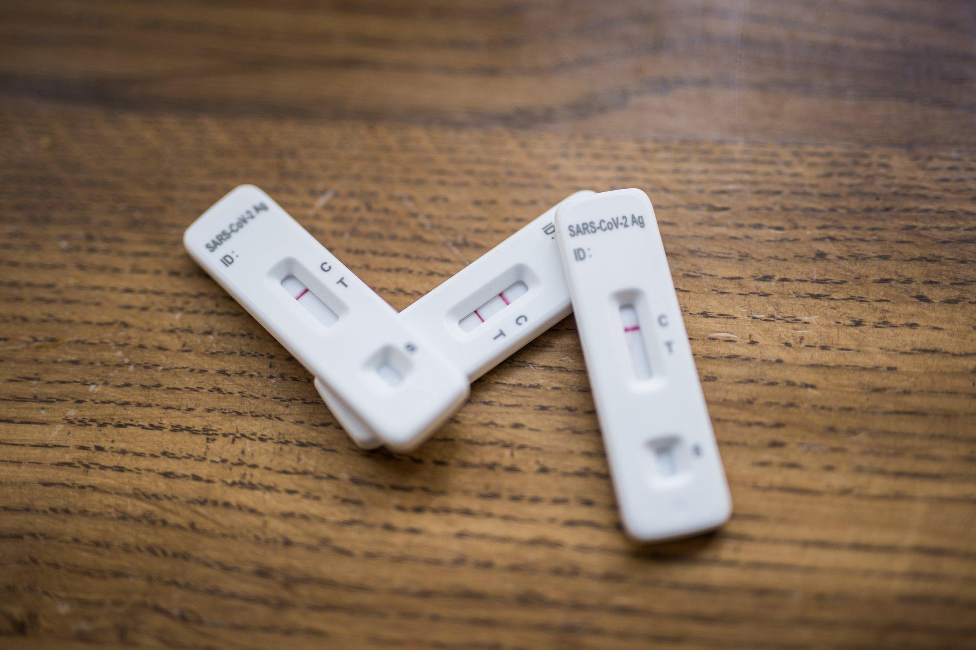 Sotsiaalministeerium tahab lõpetada ravikindlustuseta inimeste koroonatestide eest tasumise