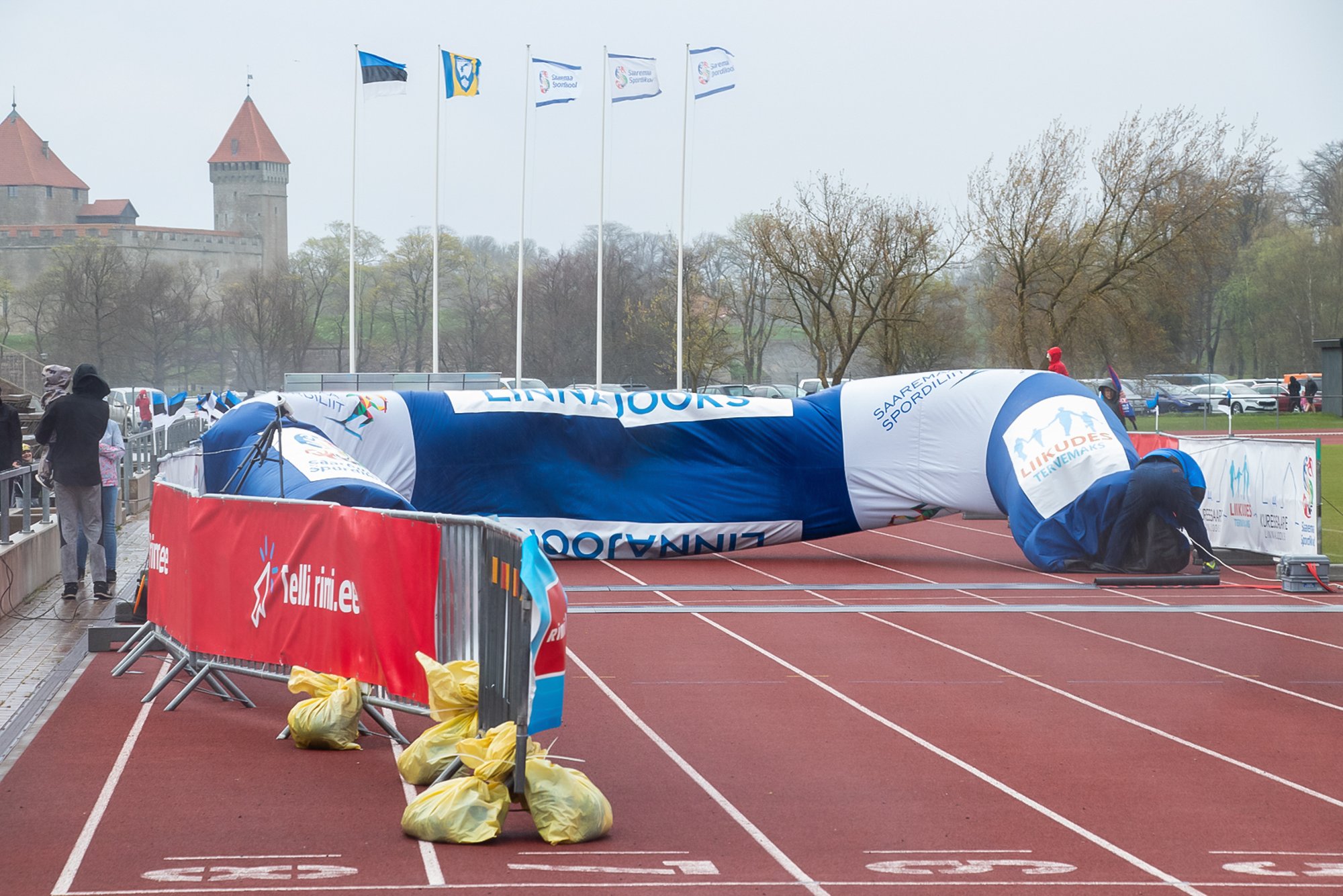 DELFI FOTOD | Kuressaare lastejooks lükkus ekstreemse ilma tõttu edasi. Lendasid nii rajapiirded kui stardikaar