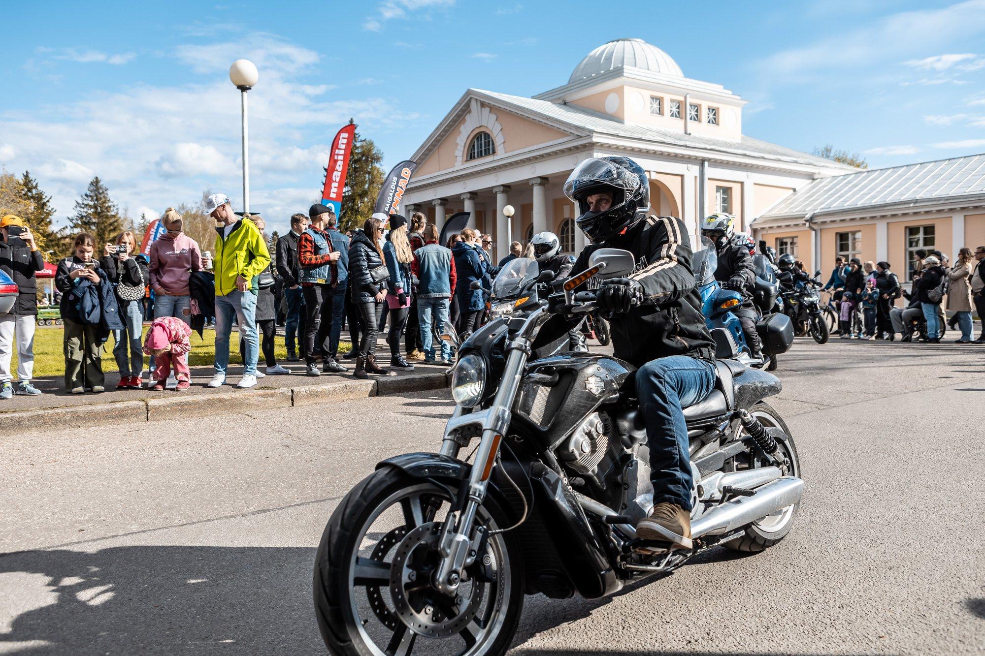 FOTOD | Suvepealinn täitus põrinaga! Pärnus avati uhke paraadiga mootorrattahooaeg
