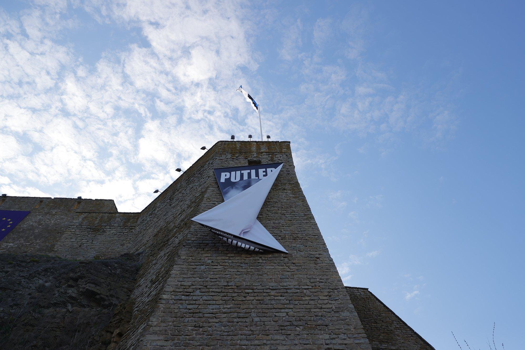 VIDEO ja FOTOD | Plakat „Putler“ muutus Narva linnusel justkui Z-täheks