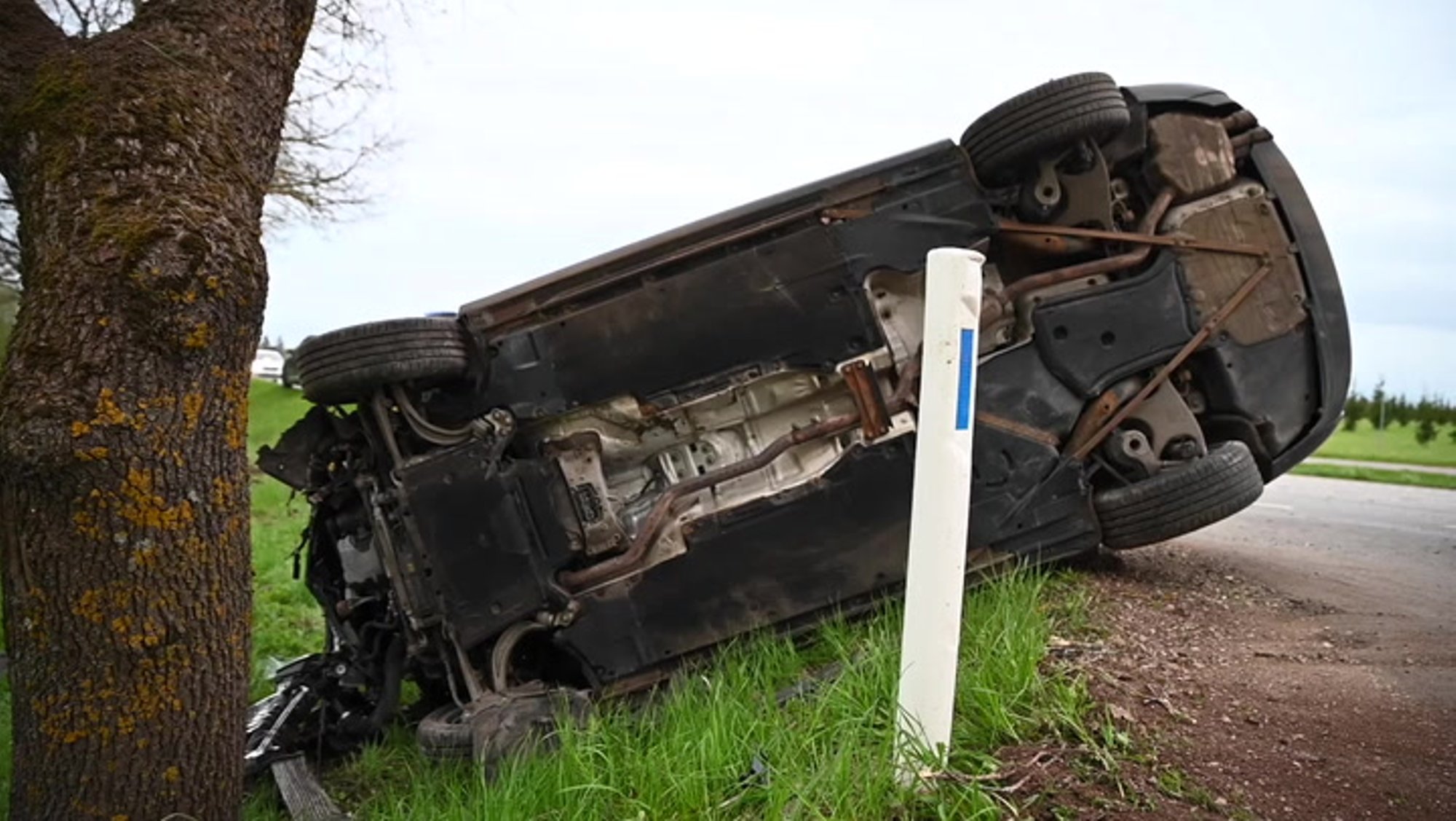 VIDEO ja FOTOD | Viljandimaal kaldus auto vastassuunda ja teelt välja, juht sai viga