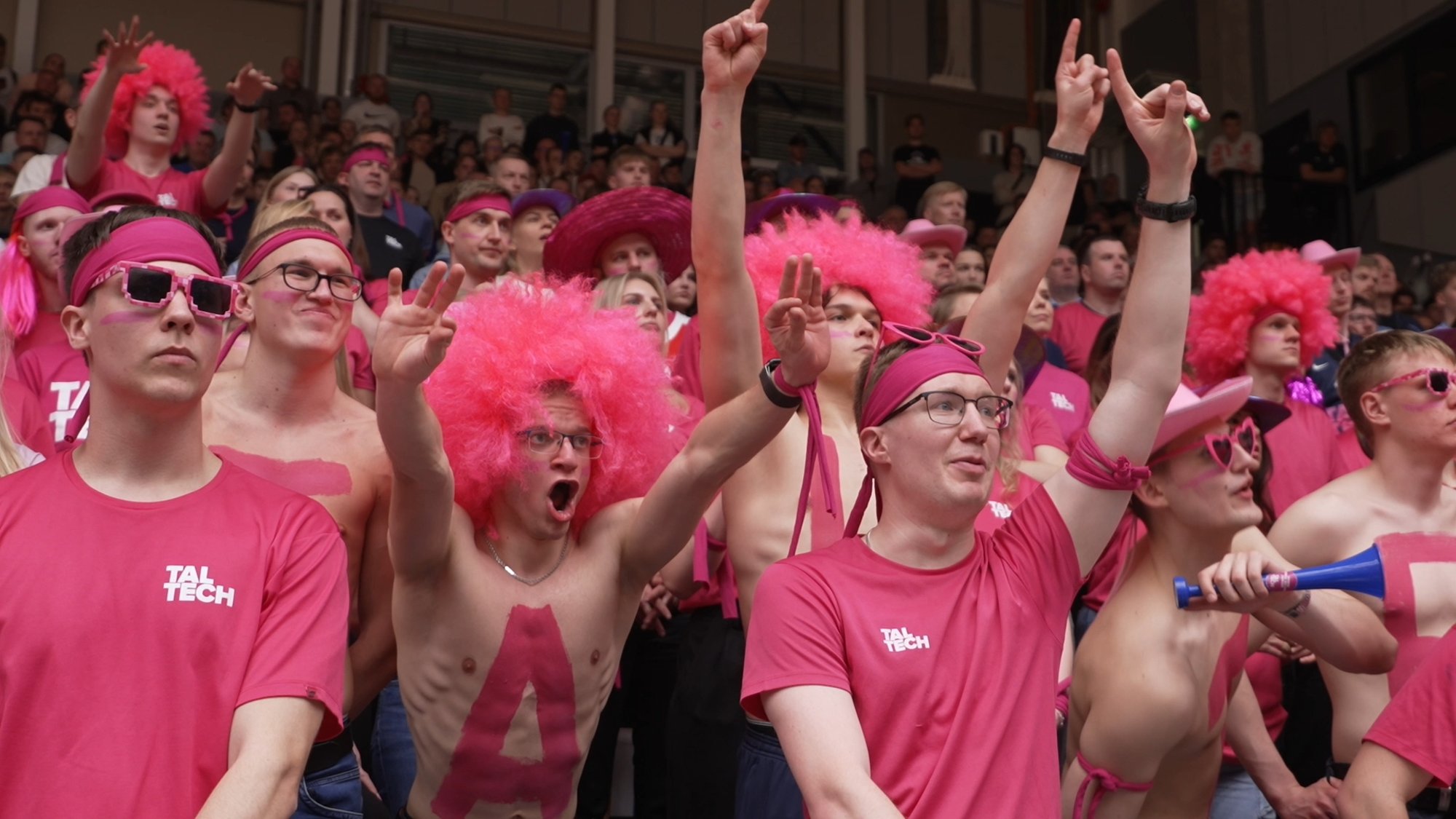 REPORTAAŽ | TalTechi fännidega ülikooliderbile: meil on ilusad särgid, ilusad kaabud... ja võlujooki!