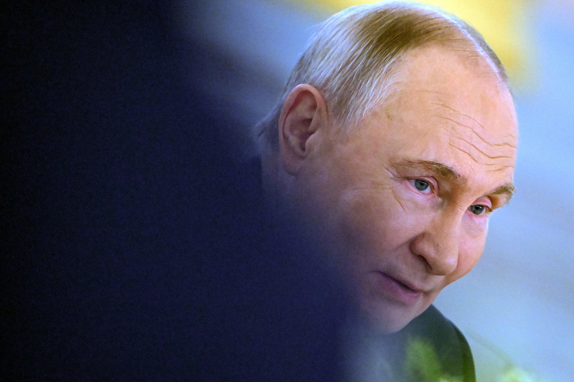 SÕJAPÄEVIK (1170. päev) | Venelased küüditavad ukrainlasi Venemaale ja piinavad neid kambrites, mille seinal Putini portree