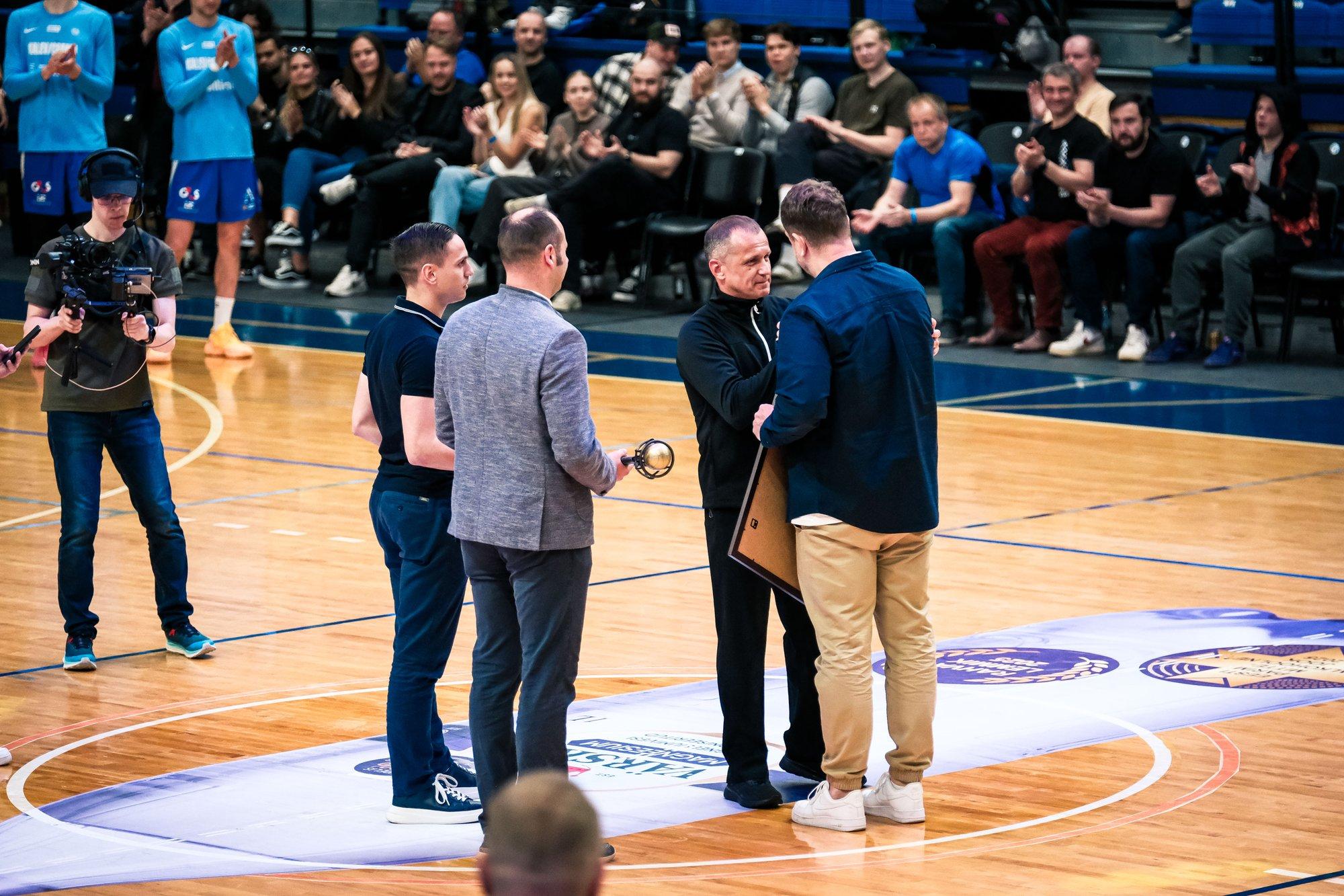 FOTOD | Legendaarne korvpallikohtunik Halliko tõmbas karjäärile joone alla