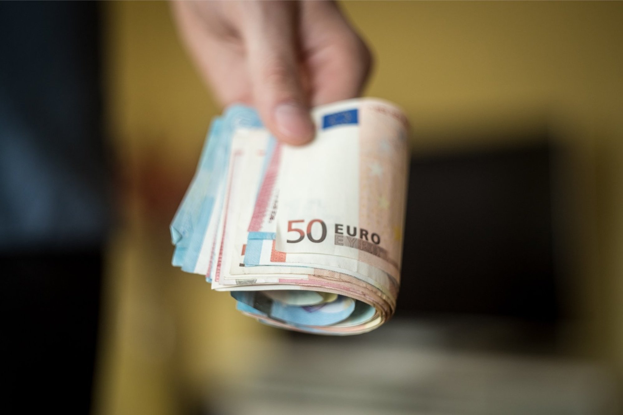 Avaldati riigiametnike palgatabel. Keskmine teenistus on üle 2300 euro kuus