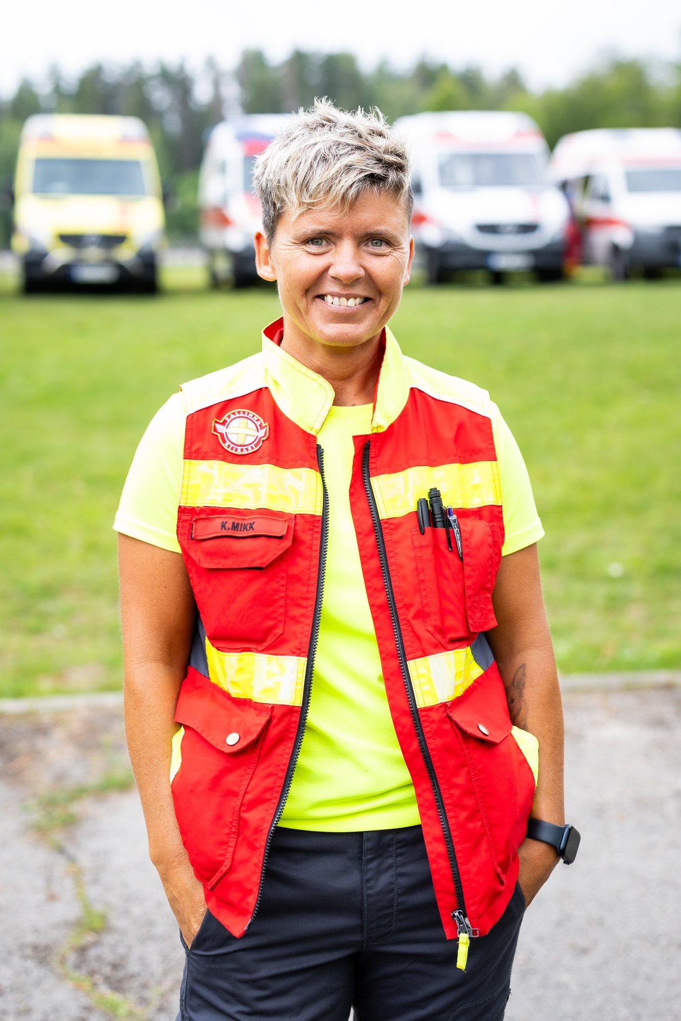Naine (kiirabiauto)roolist. Karin Mikk: ega mind esimesel korral autojuhiks võetud – esiteks naine, teiseks pisike ja nõrk