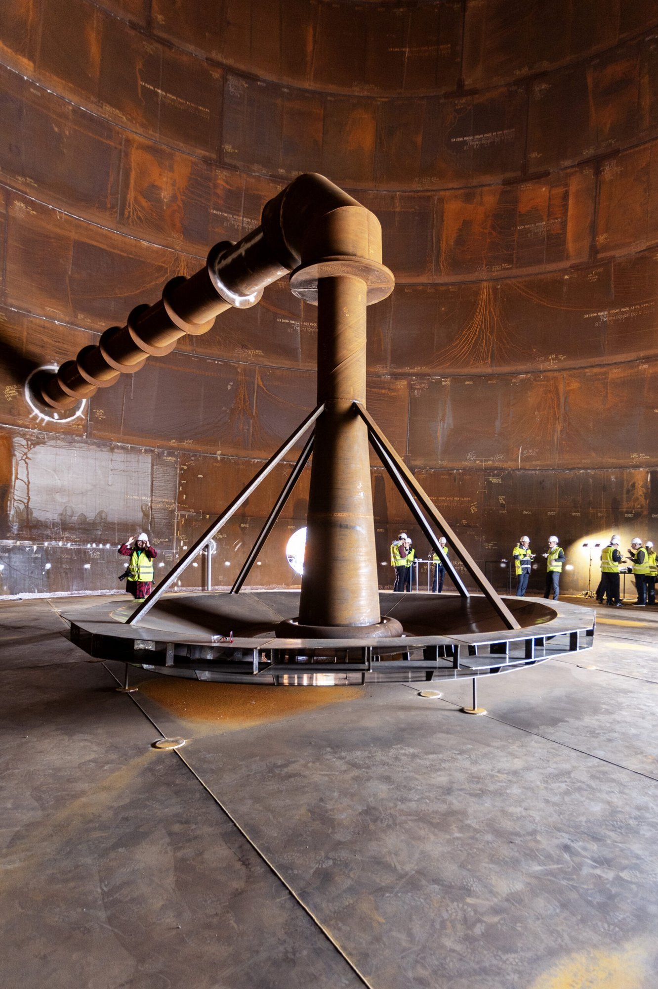 FOTO | Utilitas rajas Lasnamäele hiiglasliku veetünni