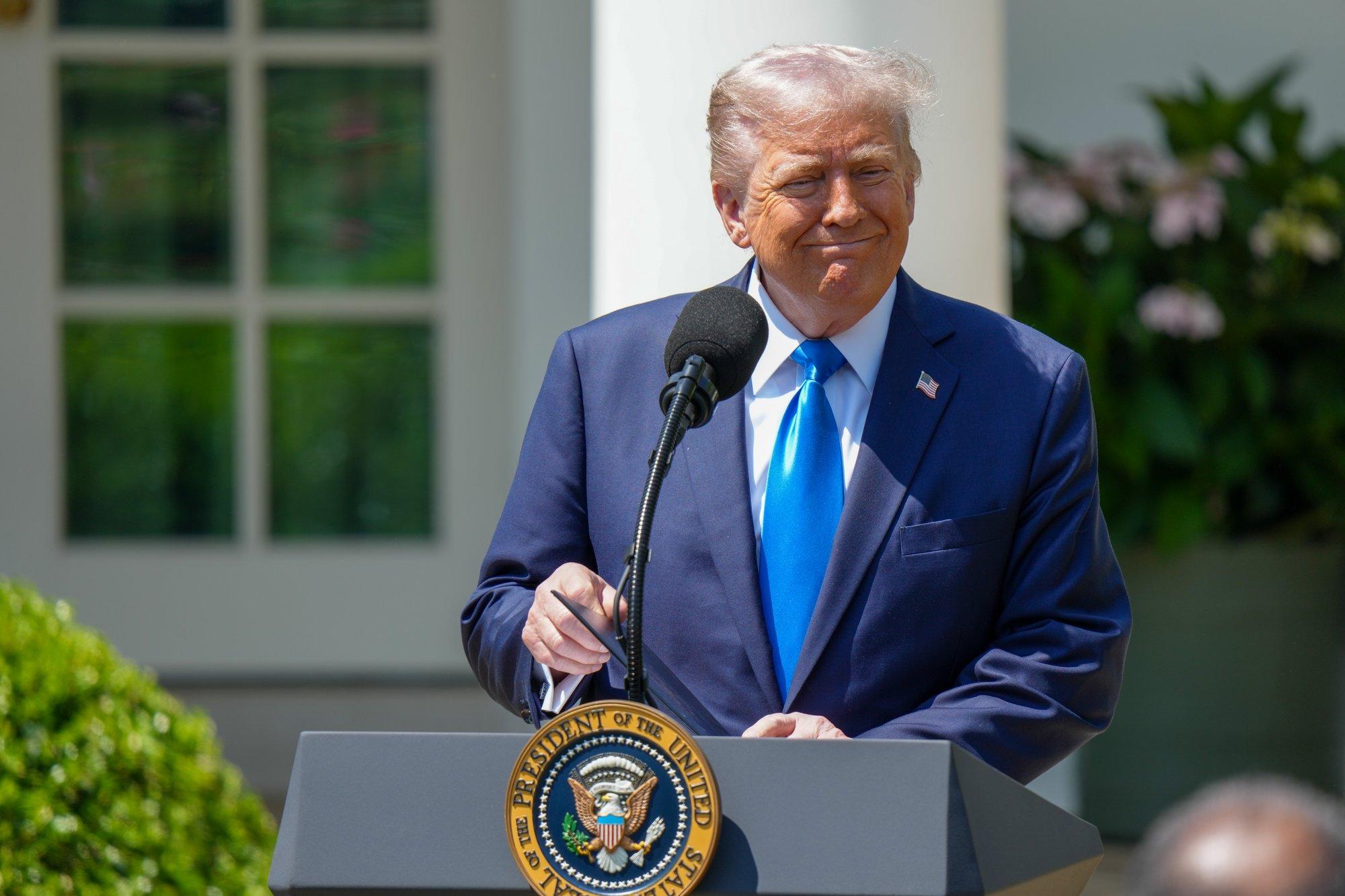 FOTO | Trump postitas tehisintellekti loodud pildi endast paavstina