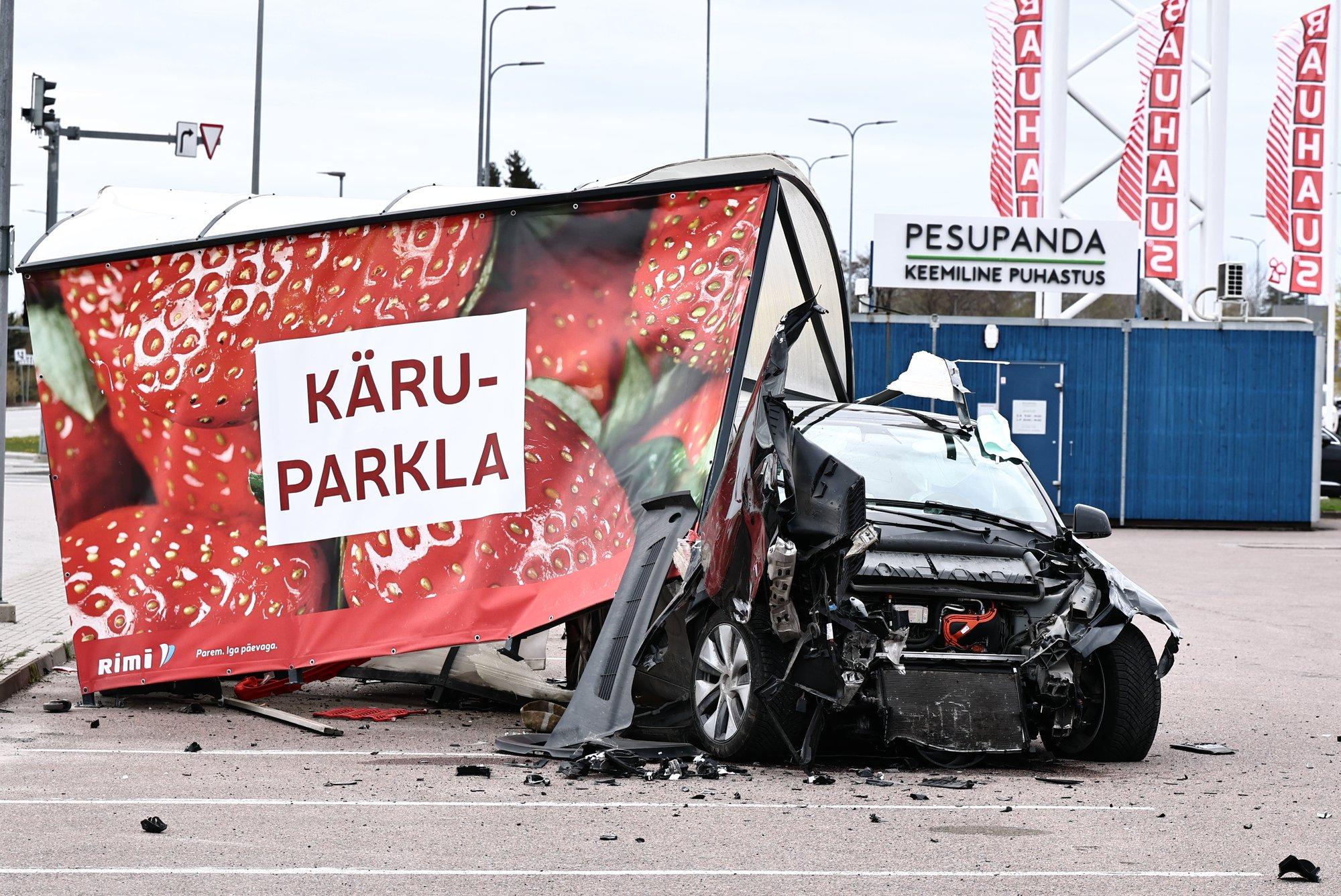 FOTOD | Haabersti Rimi parklas toimus avarii, üks inimene sai viga