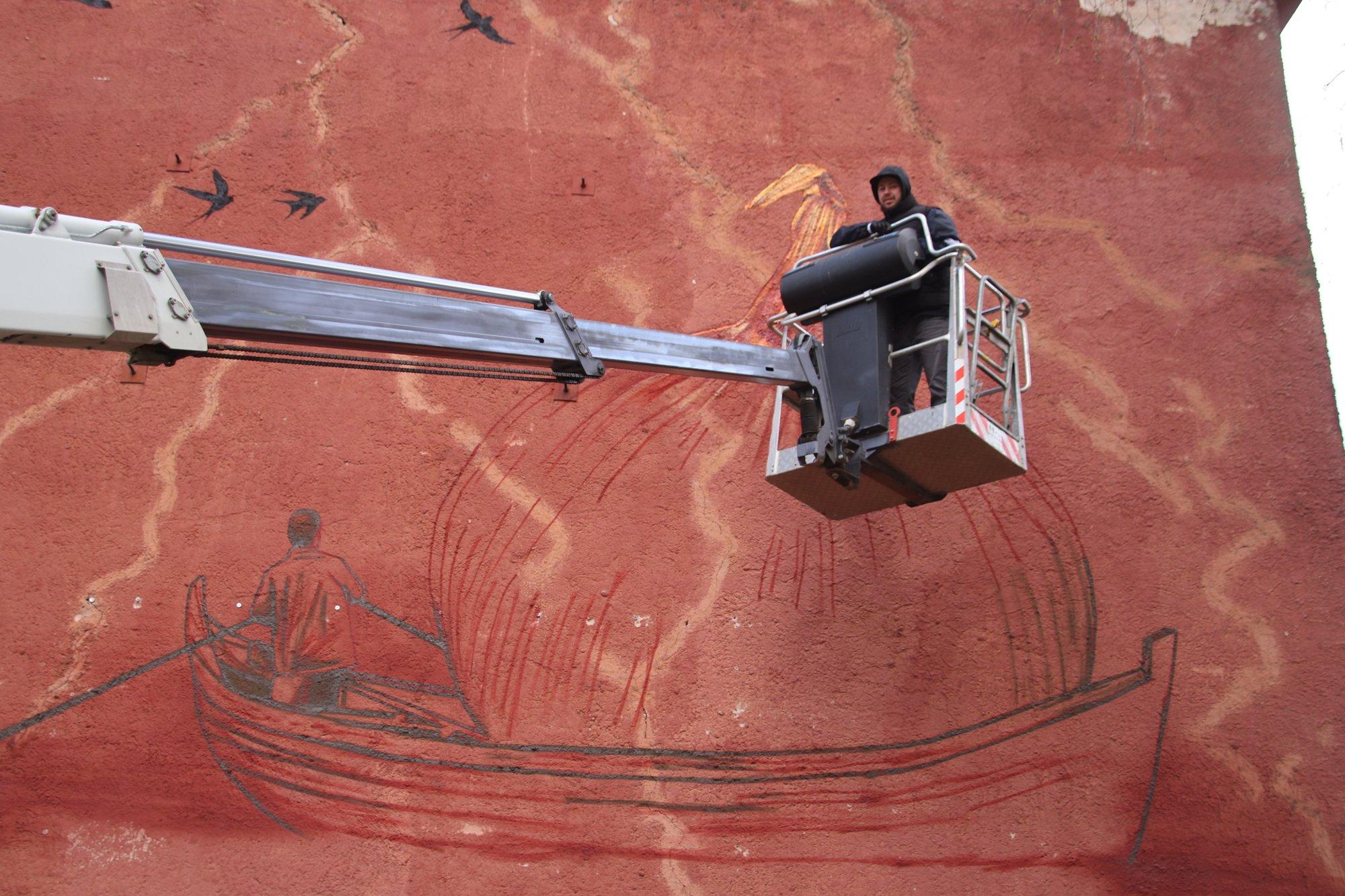 Hiigelsibul kalapaadis - tänavakunst sünnib Kallaste keskväljakul