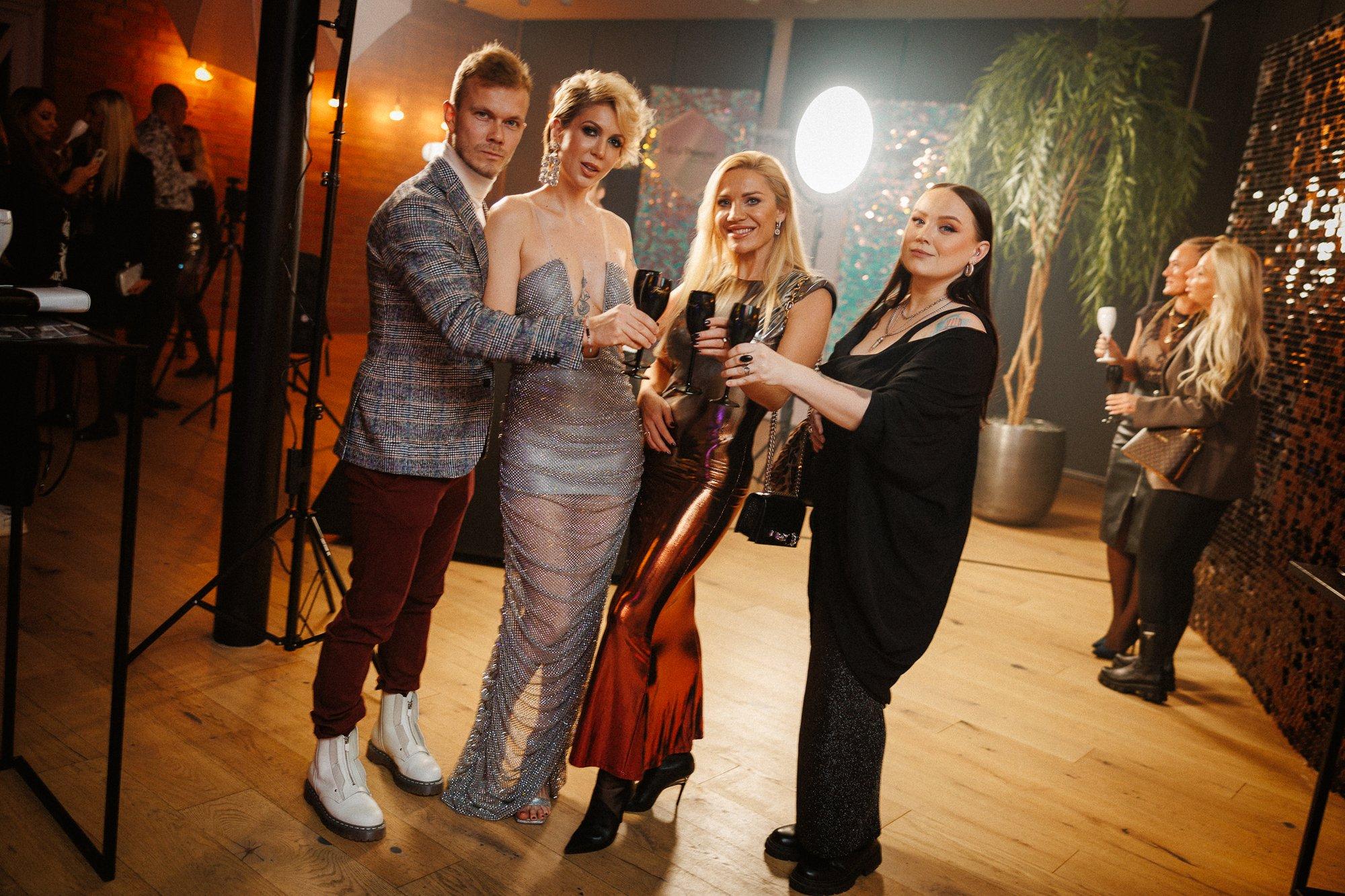 Mis juhtus? Laura Põldvere suhtes on mõra, lauljatari piloodist peika vastab põiklevalt