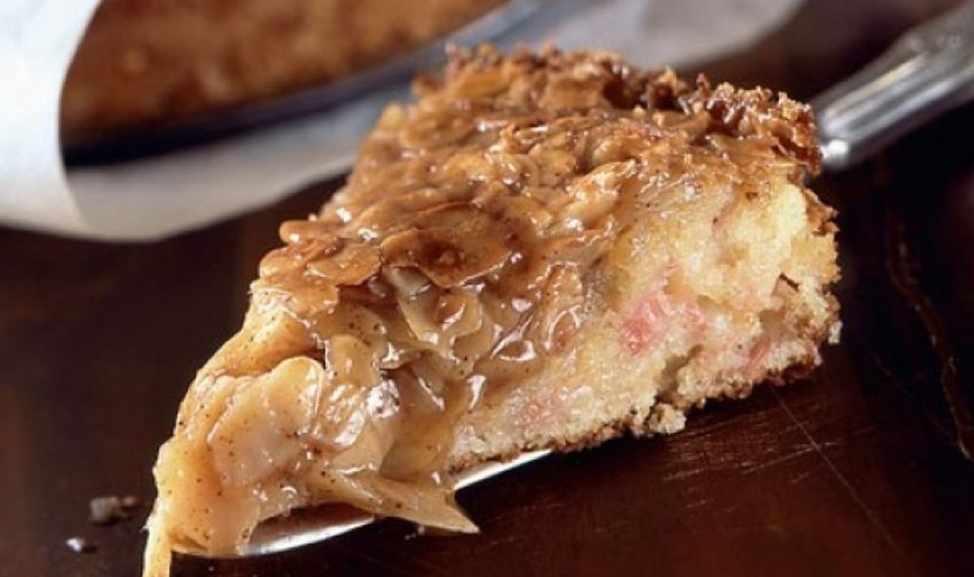 Oma Maitse peatoimetaja lemmik: imelihtsasti valmiv maailma parim Tosca kook rabarberiga