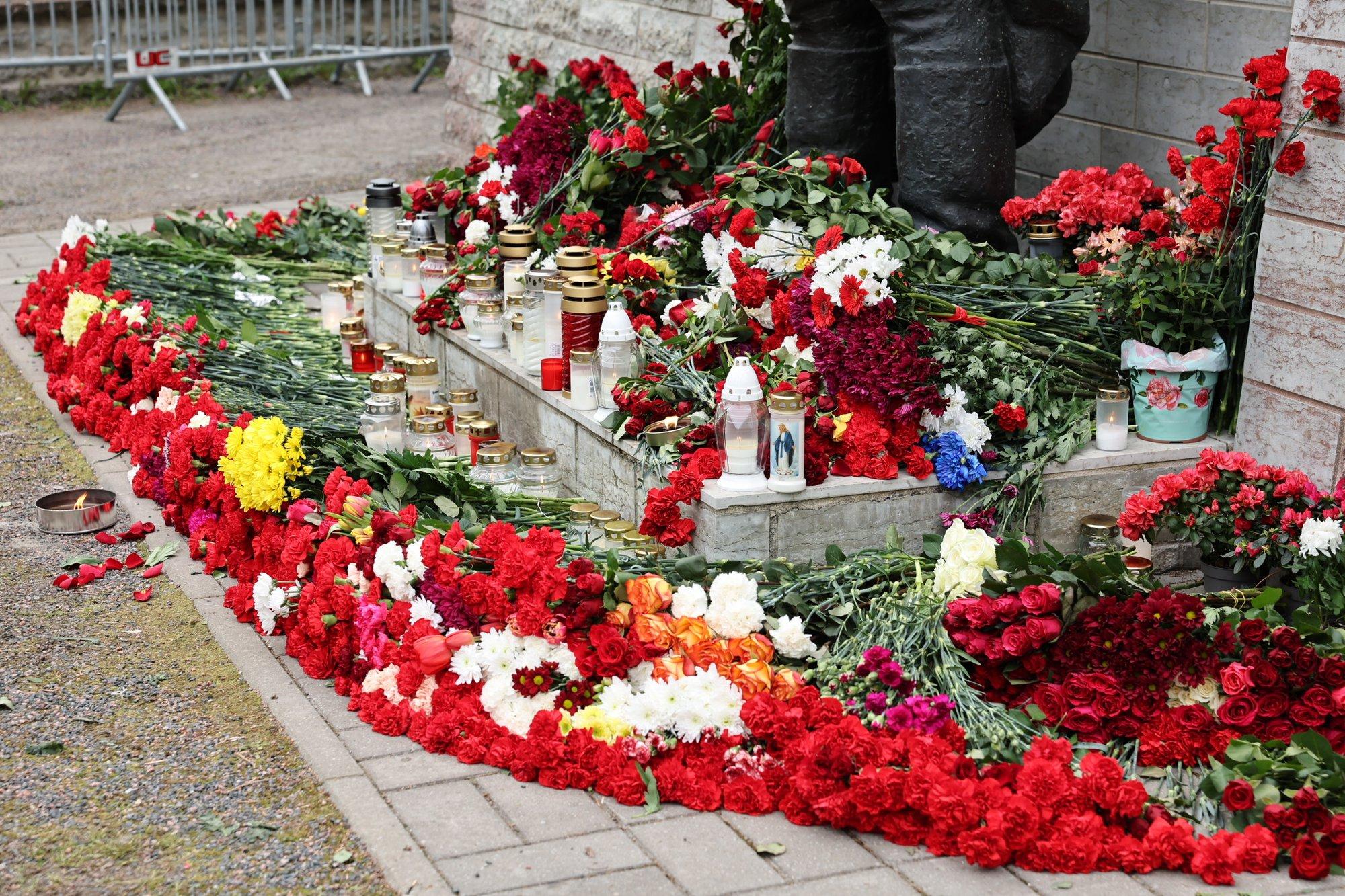 FOTOD | Pronkssõdur on juba nelkidega üle külvatud, kohapeal valvab korda turvafirma