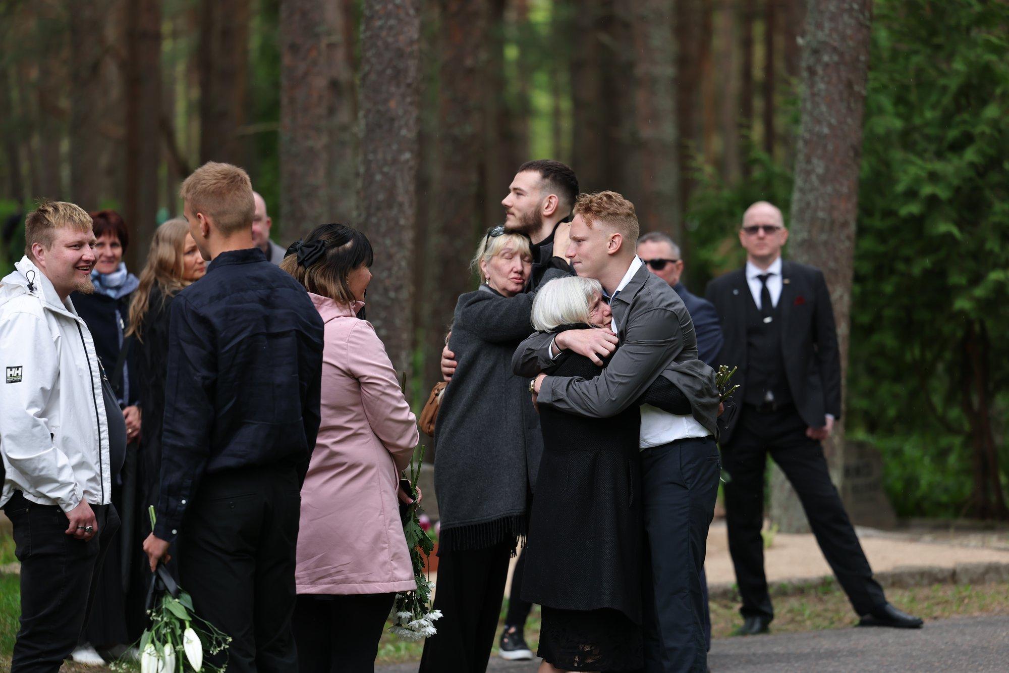 FOTOD | Kristi Loigo saadetakse Pärnamäe kalmistul viimsele teele