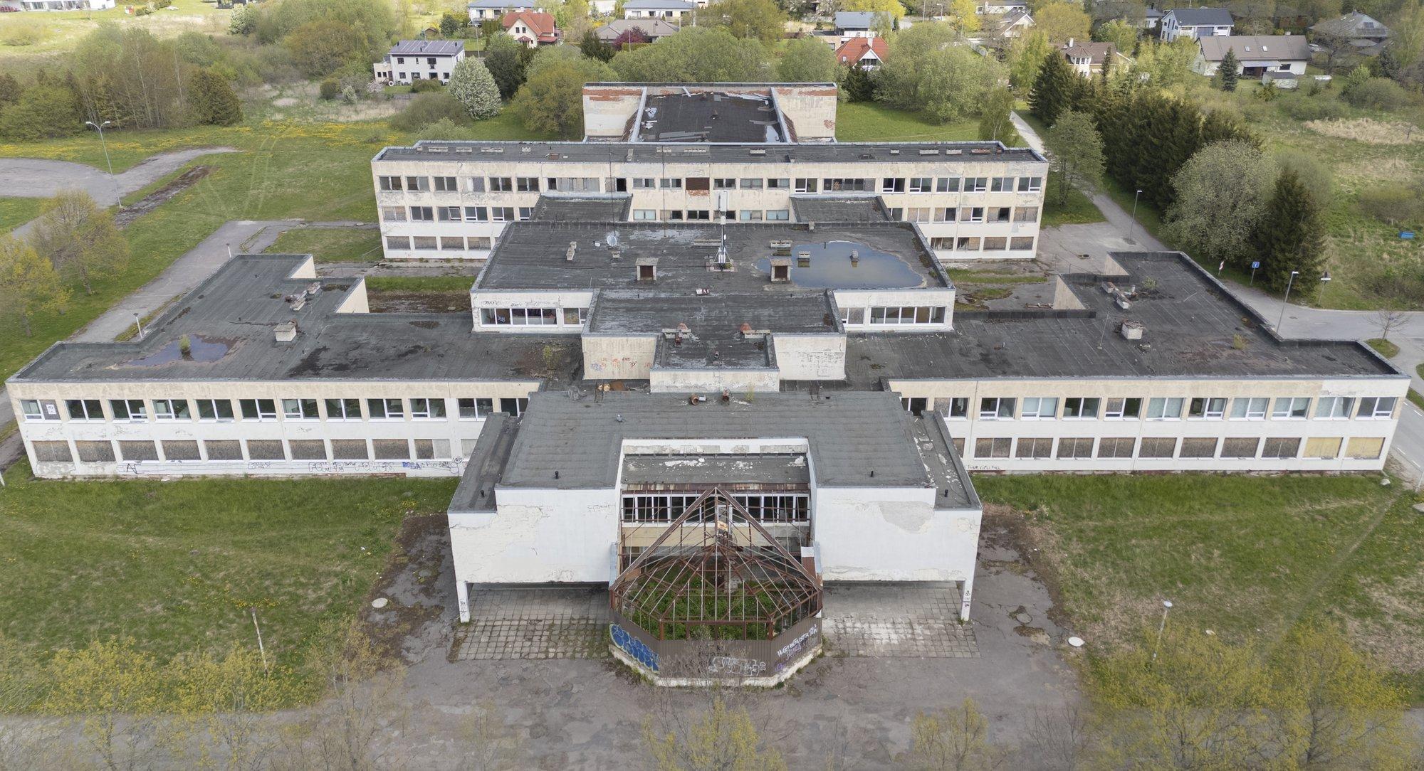 FOTOD I Vana Viimsi kooli hoone ootab oma saatust. Kinnisvara omanik ja vald aga kokkuleppele ei jõua