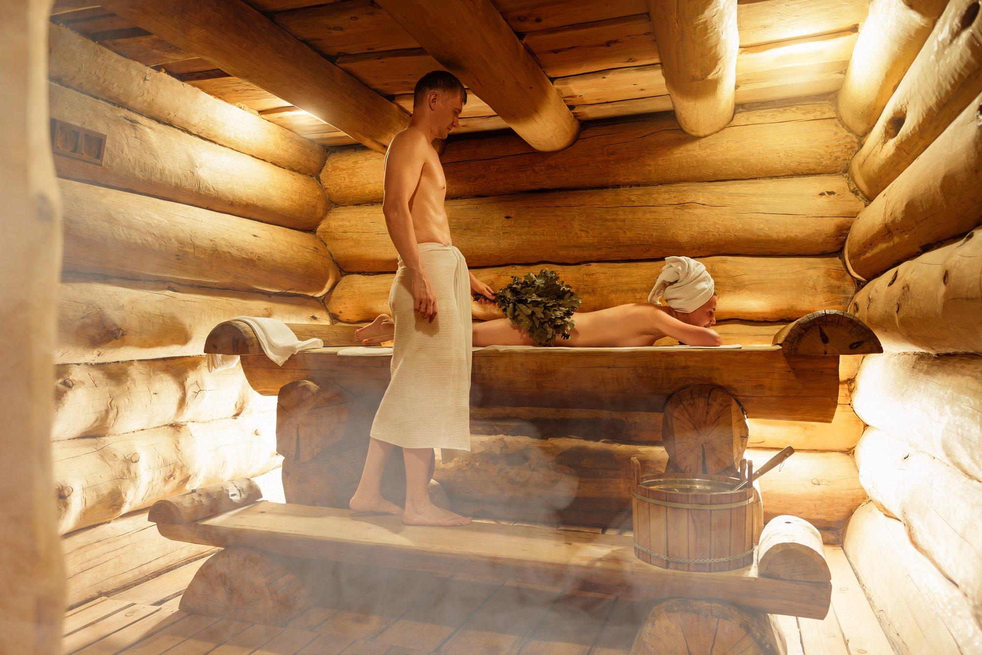 Svingerite kogemus kuumas saunas: kuus paari armatsesid korraga, kuid üks nõme mees tuli minema saata