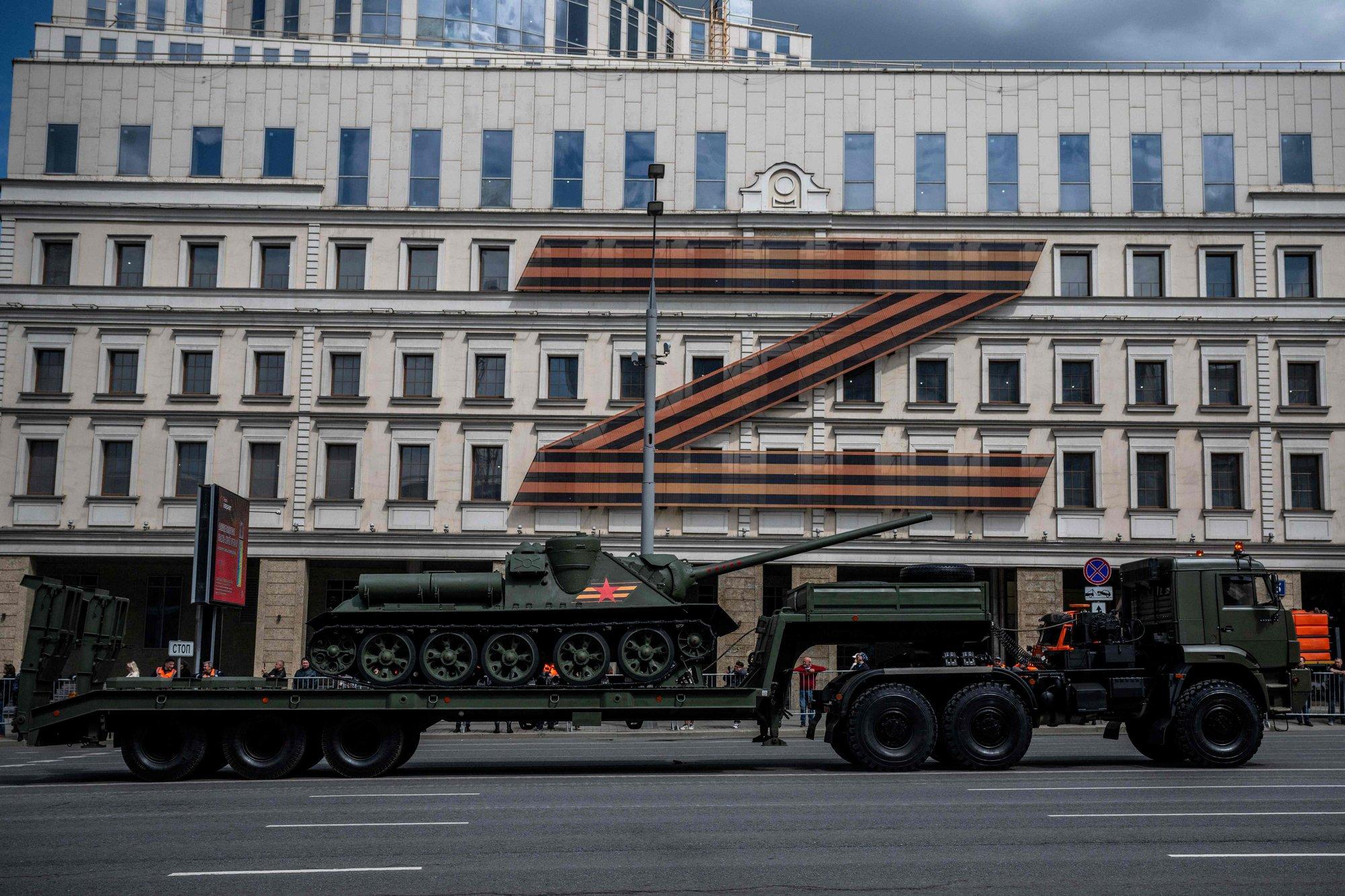 SÕJARAPORT | Teet Kalmus: nagu õietolm mesilastele! Õhukaitsekompleksid on paraadi tõttu Moskvas, just nüüd peaks sõjalisi sihtmärke tabama