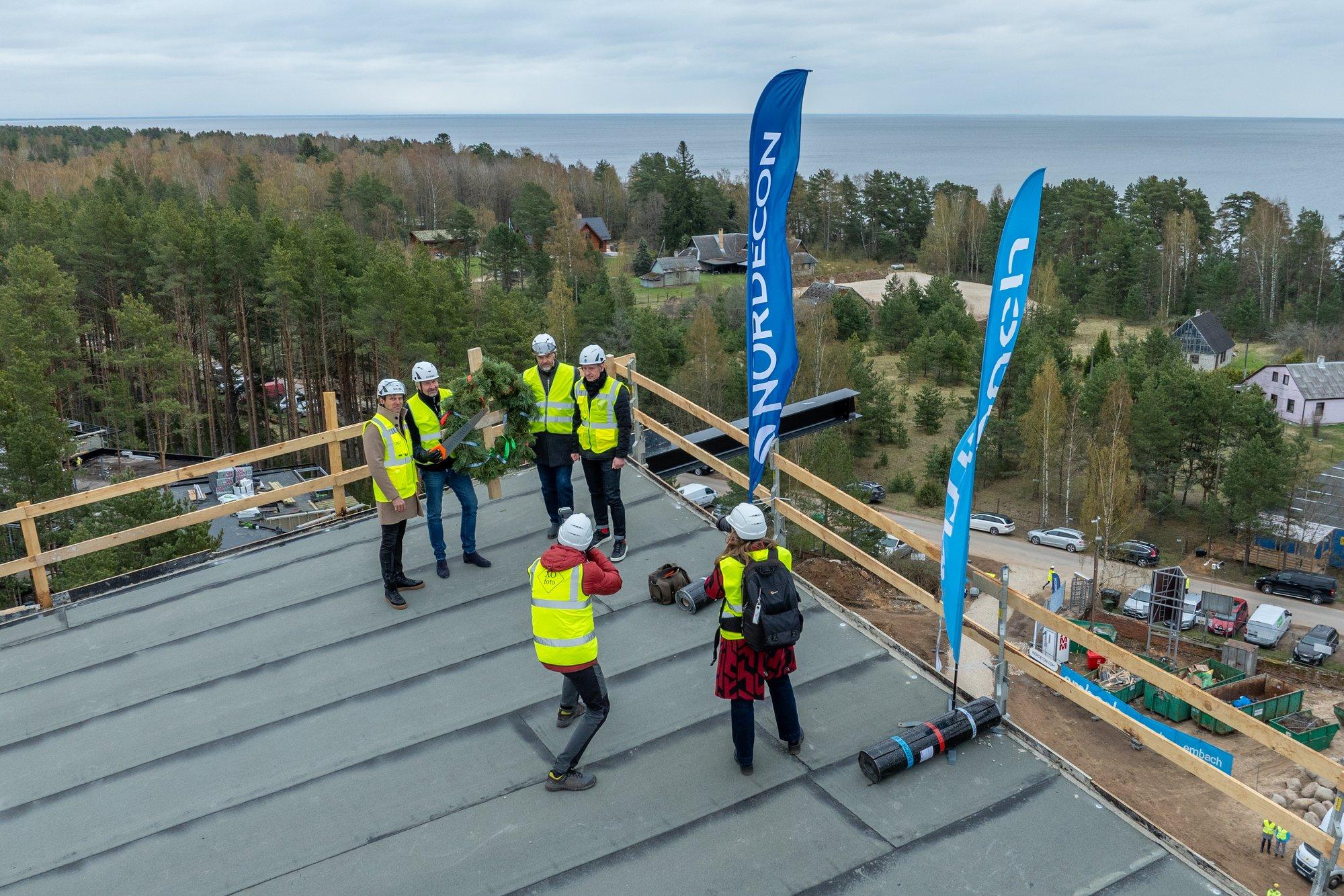 FOTOD | 36 miljoni investeering jõudis olulisse etappi. Ida-Viru uus loodusspaahotell saavutas täiskõrguse