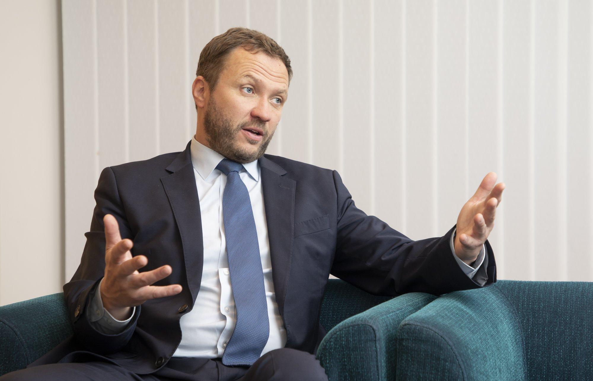 SAHINAD | Välisminister pidi korbipeolt lahkuma