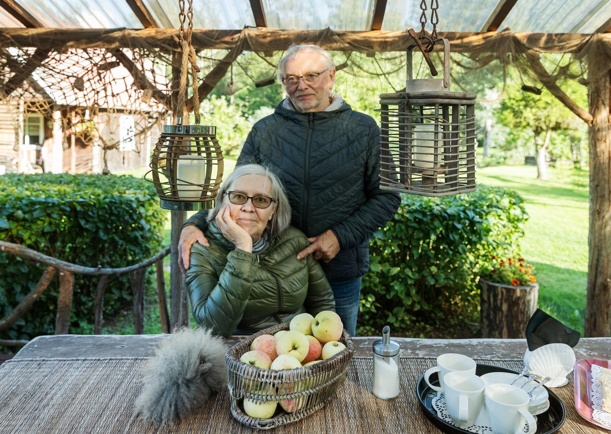 Hiiumaa pensionärid said kamina ümber tormimurrust mõnusa katusealuse ja mööbligi sisse