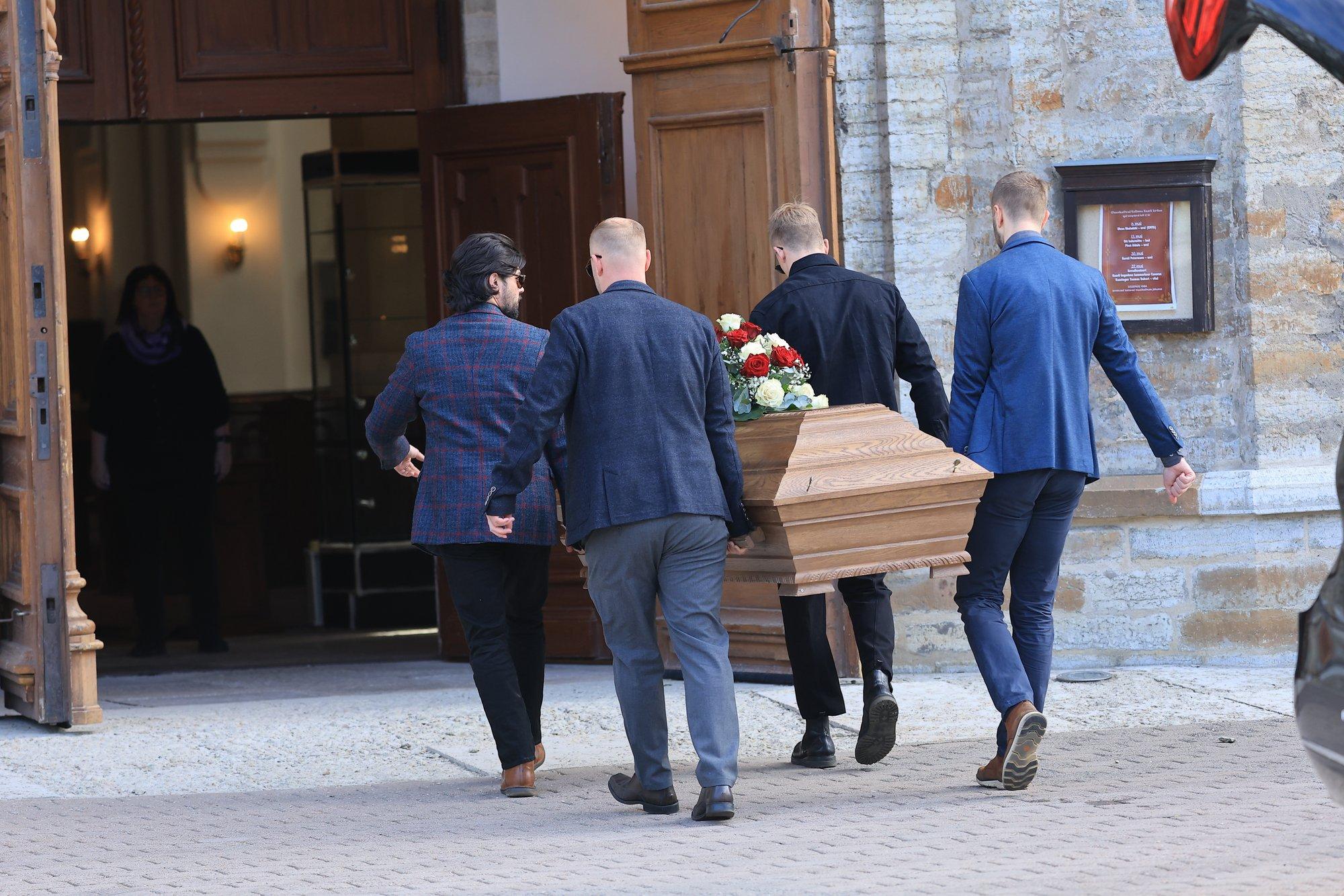 DELFI FOTOD | Eesti jalgpallilegend Uno Piir saadeti Kaarli kirikus viimsele teele