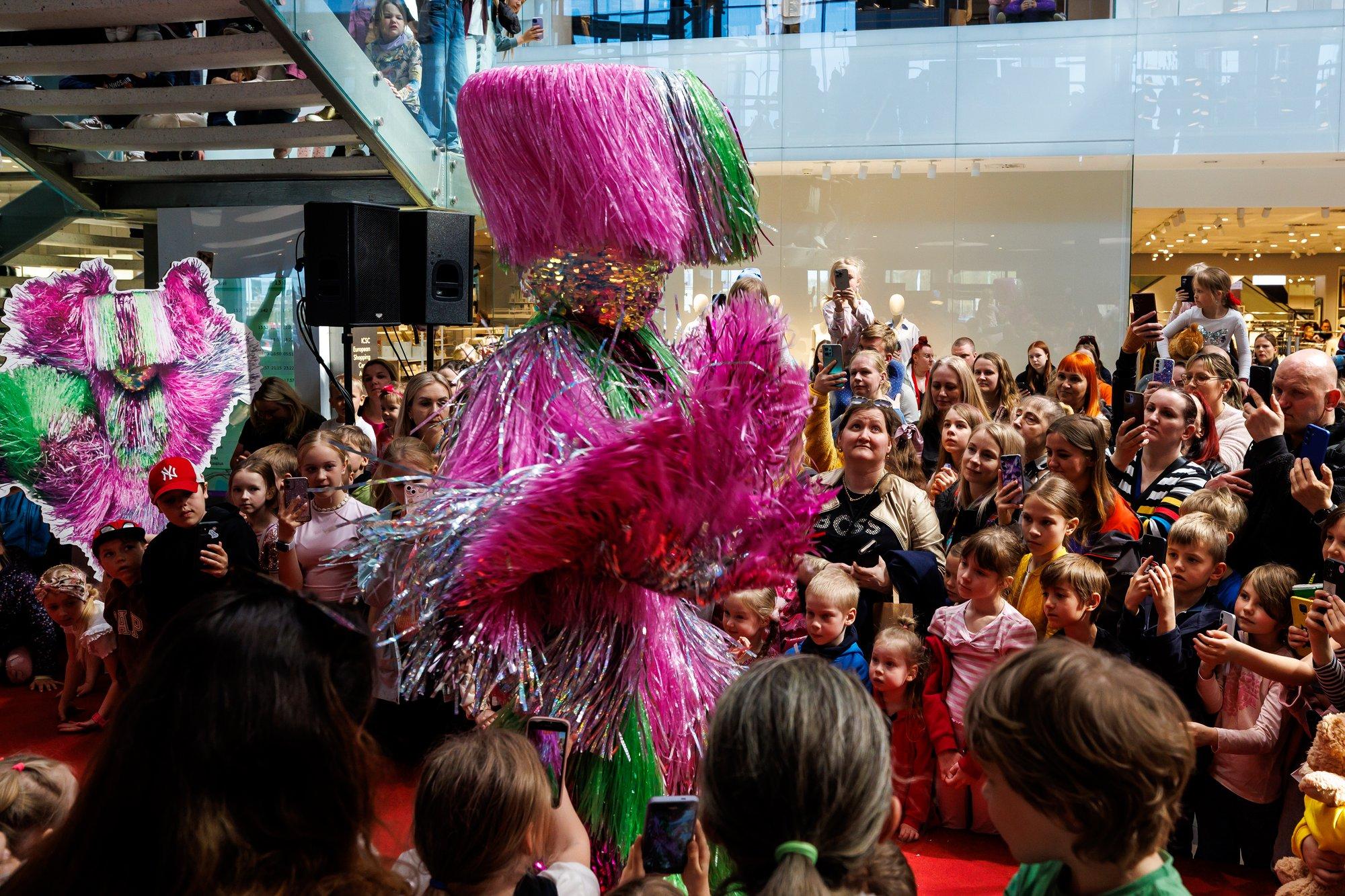 FOTOD | Ühe maski alt paljastus üllatav tegelane! „Maskis laulja“ tegelastega lustisid nii suured kui ka väikesed fännid